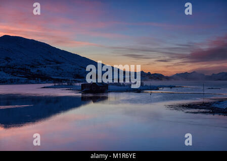 Winter Sonnenaufgang an der E 10 in der Nähe von Lodingen in Nordland, Norwegen Stockfoto