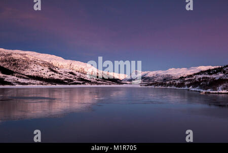 Winter Sonnenaufgang an der E 10 in der Nähe von Lodingen in Nordland, Norwegen Stockfoto