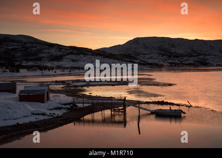 Winter Sonnenaufgang an der E 10 in der Nähe von Lodingen in Nordland, Norwegen Stockfoto