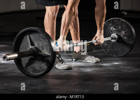 Nahaufnahme einer Person anheben Barbell In der Turnhalle Stockfoto