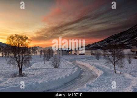 Winter Sonnenaufgang an der E 10 in der Nähe von Lodingen in Nordland, Norwegen Stockfoto