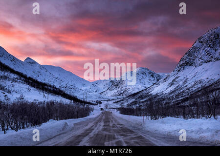 Arktis Dämmerung sonnenaufgang Licht auf die E10 in Nordland Norwegen Stockfoto