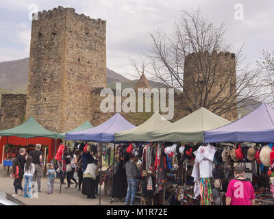 Festung Ananuri, eine mittelalterliche Burg und Sitz der lokalen eristavis (Herzöge) eine touristische Attraktion mit souvenirstände in den hohen Kaukasus in Georgien Stockfoto