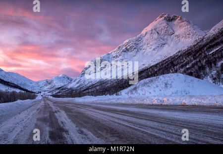 Arktis Dämmerung sonnenaufgang Licht auf die E10 in Nordland Norwegen Stockfoto