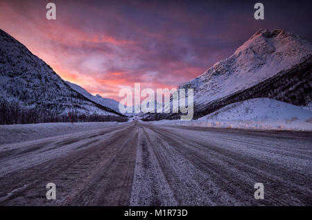 Arktis Dämmerung sonnenaufgang Licht auf die E10 in Nordland Norwegen Stockfoto