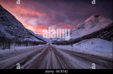 Arktis Dämmerung sonnenaufgang Licht auf die E10 in Nordland Norwegen Stockfoto