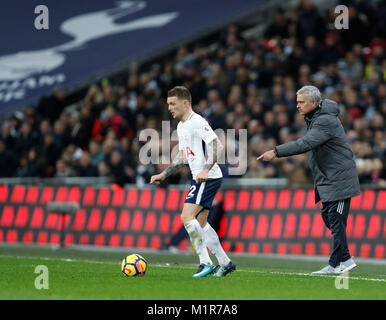 London, der englischen Premier League football Match zwischen den Tottenham Hotspur und Manchester United im Wembley Stadion in London. 31 Jan, 2018. Jose Mourinho (R), der Manager von Manchester United, beauftragt in der englischen Premier League football Match zwischen den Tottenham Hotspur und Manchester United im Wembley Stadion in London, Großbritannien am 31.01.2018. Hotspur gewann 2-0. Credit: Han Yan/Xinhua/Alamy leben Nachrichten Stockfoto