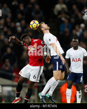 London, Großbritannien. 31 Jan, 2018. Paul Pogba (L) von Manchester United Köpfe für die Kugel während der Englischen Premier League football Match zwischen den Tottenham Hotspur und Manchester United im Wembley Stadion in London, Großbritannien am 31.01.2018. Hotspur gewann 2-0. Credit: Han Yan/Xinhua/Alamy leben Nachrichten Stockfoto