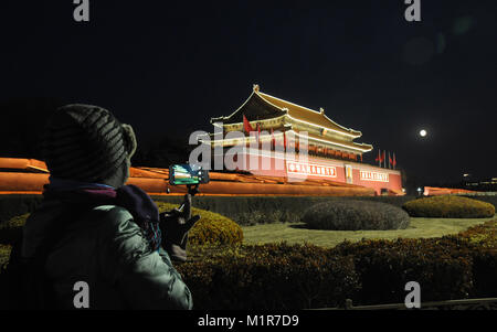 Peking, Peking, China. 31 Jan, 2018. Peking, China, 31. Januar 2018: Der 'Super Blue Blood Moon' steigt in den Himmel in Peking, 31. Januar 2018. Credit: SIPA Asien/ZUMA Draht/Alamy leben Nachrichten Stockfoto