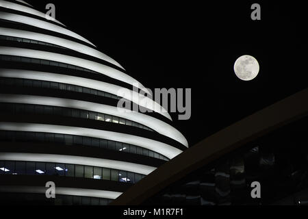 Peking, Peking, China. 31 Jan, 2018. Peking, China, 31. Januar 2018: Der 'Super Blue Blood Moon' steigt in den Himmel in Peking, 31. Januar 2018. Credit: SIPA Asien/ZUMA Draht/Alamy leben Nachrichten Stockfoto