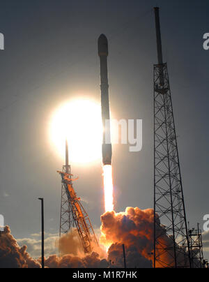 Cape Canaveral, United States. 31 Jan, 2018. SpaceX startet eine Falcon 9 Rakete Durchführung der GovSat-1 Kommunikationssatelliten am 31. Januar 2018 der Cape Canaveral Air Force Station in Florida. Die GovSat Mission ist ein Joint Venture von der Regierung von Luxemburg und der Gesellschaft SES, einer der größten Betreiber von kommerziellen Satelliten, in Luxemburg. Credit: Paul Hennessy/Alamy leben Nachrichten Stockfoto