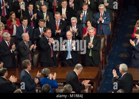 Republikanische Kongreßabgeordnete jubeln für Rep. Steve Scalise, nachdem er von Präsident Donald Trump während der Rede zur Lage der Union zu einer gemeinsamen Sitzung des Kongresses auf dem Capitol Hill 30. Januar anerkannt wurde, 2018 in Washington, DC. Stockfoto