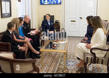 Us-First Lady Melania Trump, rechts, bewirtet die Gäste vor dem Start des ersten Präsidenten Donald Trump Rede zur Lage der Union zu einer gemeinsamen Sitzung des Kongresses auf dem Capitol Hill Januar 30, 2018 in Washington, DC. Stockfoto