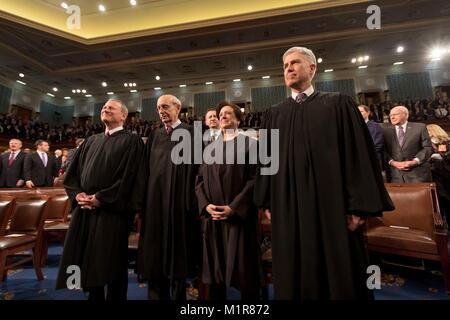 Richter des U.S. Supreme Court stand als Präsident Donald Trump für seine erste Rede zur Lage der Union zu einer gemeinsamen Sitzung des Kongresses kommt auf dem Capitol Hill Januar 30, 2018 in Washington, DC. Stehend von links nach rechts sind: Chief Justice John Roberts, Associate Justice Stephen Breyer, Associate Justice Elena Kagan, und verknüpfen sie Gerechtigkeit Neil Gorsuch Stockfoto