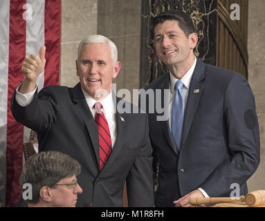 Washington, District of Columbia, USA. 30 Jan, 2018. United States Vice President Mike Pence, Links, und Sprecher der US-Repräsentantenhaus Paul Ryan (Republikaner für Wisconsin), rechts, Geste gegenüber den Gästen in der Galerie des Lautsprechers vor der Ankunft von US-Präsident Donald J. Trumpf, der seine erste Rede zur Lage der Union zu einer gemeinsamen Sitzung im US-Kongress in den USA Haus Kammer in der US Capitol in Washington, DC am Dienstag, den 30. Januar 2018. Quelle: Ron Sachs/CNP Credit: Ron Sachs/CNP/ZUMA Draht/Alamy leben Nachrichten Stockfoto