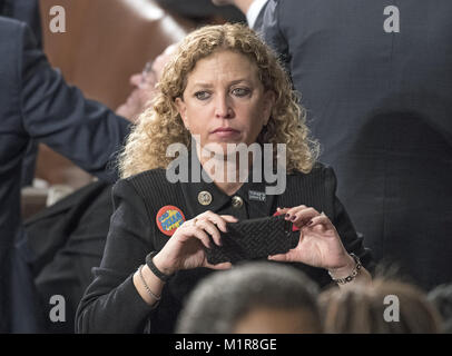 Washington, District of Columbia, USA. 30 Jan, 2018. United States Vertreter Debbie Wasserman Schultz (Demokrat von Florida) auf dem Boden vor der Ankunft von US-Präsident Donald J. Trumpf, der wird seine erste Rede zur Lage der Union zu einer gemeinsamen Sitzung im US-Kongress in den USA Haus Kammer in der US Capitol in Washington, DC am Dienstag, den 30. Januar 2018. Quelle: Ron Sachs/CNP Credit: Ron Sachs/CNP/ZUMA Draht/Alamy leben Nachrichten Stockfoto