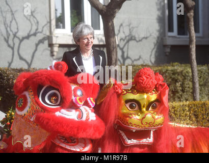 Peking, China. 1 Feb, 2018. Der britische Premierminister Theresa May besucht einen kulturellen Rezeption der britische Botschafter in Peking statt, der Hauptstadt von China, Februar 1, 2018. Credit: Jin Liangkuai/Xinhua/Alamy leben Nachrichten Stockfoto