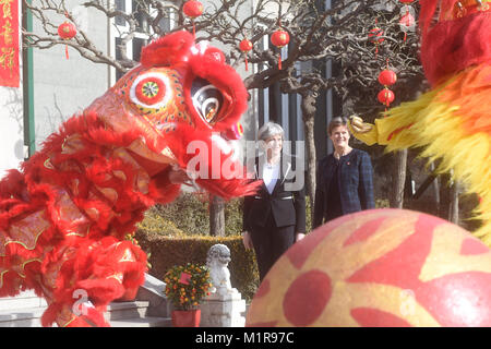 Peking, China. 1 Feb, 2018. Der britische Premierminister Theresa May Uhren Lion Dance während der Teilnahme an einem kulturellen Rezeption der britische Botschafter in Peking statt, der Hauptstadt von China, Februar 1, 2018. Credit: Jin Liangkuai/Xinhua/Alamy leben Nachrichten Stockfoto