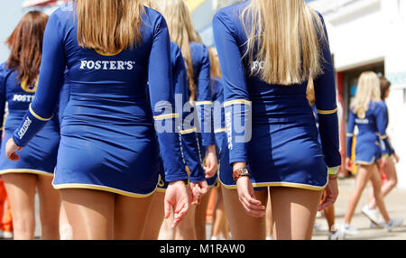 Grid Mädchen gehen an die Fahrer Parade vor dem Start des Grand Prix von San Marino an der Rennstrecke in Imola, Italien, Sonntag, den 23. April 2006. Foto: Gero Breloer | Verwendung weltweit Stockfoto