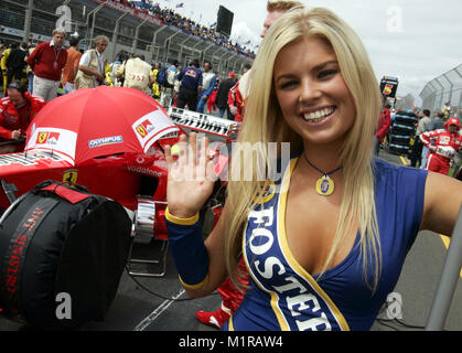 Melbourne, Australien. 06 Mär, 2005. (Dpa) - ein Raster Mädchen stehen in der Startaufstellung ihre Hand und lächelt, winkt vor dem Grand Prix von Australien in Melbourne, Australien, 06. März 2005. Italienische Formel-1-Pilot Giancarlo Fisichella gewann vor der Brasilianischen Fahrer Rubens Barrichello und Fernando Alonso aus Spanien. | Verwendung der weltweiten Kredit: dpa/Alamy leben Nachrichten Stockfoto