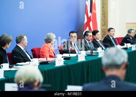 Peking, China. 31 Jan, 2018. Chinesische Ministerpräsident Li Keqiang und Besuch der britische Premierminister Theresa May mit Vertretern der Unternehmer während der Eröffnungssitzung der China sprechen - UK CEO Rat in Peking, der Hauptstadt von China, 31.01.2018. Credit: Pang Xinglei/Xinhua/Alamy leben Nachrichten Stockfoto