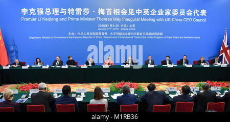 Peking, China. 31 Jan, 2018. Chinesische Ministerpräsident Li Keqiang und Besuch der britische Premierminister Theresa May mit Vertretern der Unternehmer während der Eröffnungssitzung der China sprechen - UK CEO Rat in Peking, der Hauptstadt von China, 31.01.2018. Credit: Zhang Ling/Xinhua/Alamy leben Nachrichten Stockfoto