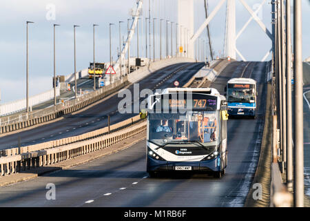 South Queensferry, Schottland, Großbritannien. 1 Feb, 2018. Die Forth Road Bridge eröffnet heute als einer engagierten öffentlichen Transport Corridor, Bus und Taxi Passagiere einen direkten und dedizierten Route in Richtung Edinburgh. Die Wiedereröffnung der Brücke markiert auch den Start einer neuen Kampagne, Pfeife auf der Überholspur, Förderung des öffentlichen Verkehrs in der Pfeife. Der Verkehr fließt in der morgendlichen Rush-hour war sehr mit der Brücke leer für längere Zeit niedrig erscheinen. Credit: Iain Masterton/Alamy leben Nachrichten Stockfoto