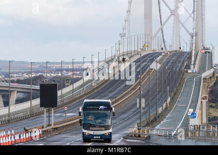 South Queensferry, Schottland, Großbritannien. 1 Feb, 2018. Die Forth Road Bridge eröffnet heute als einer engagierten öffentlichen Transport Corridor, Bus und Taxi Passagiere einen direkten und dedizierten Route in Richtung Edinburgh. Die Wiedereröffnung der Brücke markiert auch den Start einer neuen Kampagne, Pfeife auf der Überholspur, Förderung des öffentlichen Verkehrs in der Pfeife. Der Verkehr fließt in der morgendlichen Rush-hour war sehr mit der Brücke leer für längere Zeit niedrig erscheinen. Credit: Iain Masterton/Alamy leben Nachrichten Stockfoto