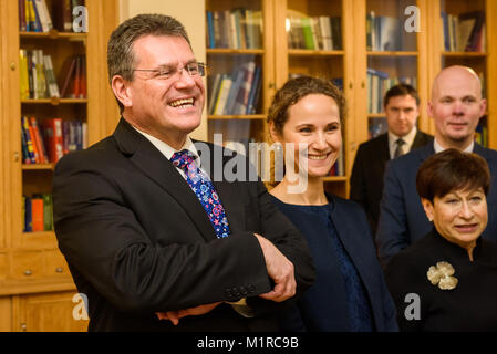 Riga, Lettland, 1. Februar, 2018. Maros Sefcovic (von links), während der Tagung: lettischen Ministerpräsidenten Maris Kucinskis Treffen mit Maroš Šefčovič, Vizepräsident der Europäischen Kommission und zuständig für Energie. Stockfoto