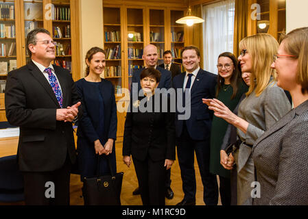 Riga, Lettland, 1. Februar, 2018. Maros Sefcovic (von links), während der Tagung: lettischen Ministerpräsidenten Maris Kucinskis Treffen mit Maroš Šefčovič, Vizepräsident der Europäischen Kommission und zuständig für Energie. Stockfoto