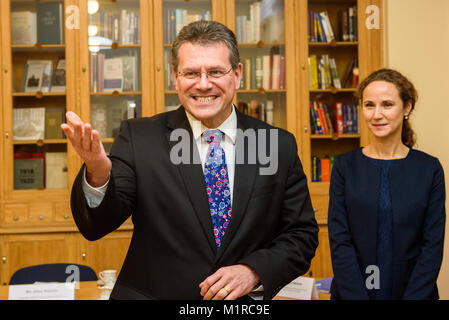 Riga, Lettland, 1. Februar, 2018. Maros Sefcovic (von links), während der Tagung: lettischen Ministerpräsidenten Maris Kucinskis Treffen mit Maroš Šefčovič, Vizepräsident der Europäischen Kommission und zuständig für Energie. Stockfoto