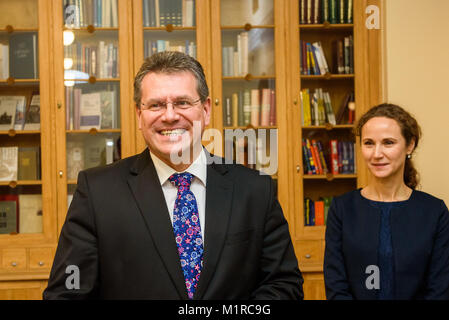 Riga, Lettland, 1. Februar, 2018. Maros Sefcovic (von links), während der Tagung: lettischen Ministerpräsidenten Maris Kucinskis Treffen mit Maroš Šefčovič, Vizepräsident der Europäischen Kommission und zuständig für Energie. Stockfoto