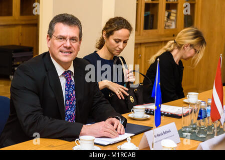 Riga, Lettland, 1. Februar, 2018. Maros Sefcovic (von links), während der Tagung: lettischen Ministerpräsidenten Maris Kucinskis Treffen mit Maroš Šefčovič, Vizepräsident der Europäischen Kommission und zuständig für Energie. Stockfoto