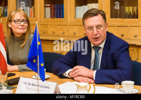 Riga, Lettland, 1. Februar, 2018. Maris Kucinskis, während der Tagung: lettischen Ministerpräsidenten Maris Kucinskis Treffen mit Maroš Šefčovič, Vizepräsident der Europäischen Kommission und zuständig für Energie. Stockfoto