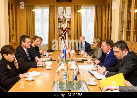 Riga, Lettland, 1. Februar, 2018. Ministerpräsident Lettlands Maris Kucinskis Treffen mit Maroš Šefčovič, Vizepräsident der Europäischen Kommission und zuständig für Energie. Stockfoto