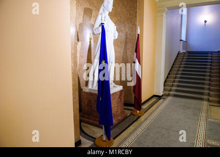 Riga, Lettland, 1. Februar, 2018. Flagge der Europäischen Union und der Republik Lettland. : Ministerpräsident Lettlands Maris Kucinskis Treffen mit Maroš Šefčovič, Vizepräsident der Europäischen Kommission und zuständig für Energie. Stockfoto