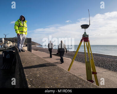 Seaton, Devon, 1. Feb 18 die Umweltagentur verhalten GPS-Studien über die Strände entlang der East Devon Coast, hier in Aktion an Seaton heute gesehen. Credit: Foto Central/Alamy leben Nachrichten Stockfoto