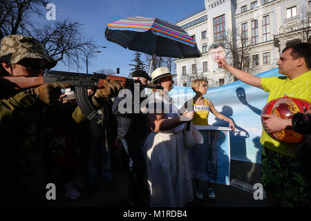 Kiew, Kiew, Ukraine. Februar 1, 2018 Unterstützer der Michail Saakashvilli protestsnear der Präsidialverwaltung Gebäude für extrem teuren Ferien der Präsident der Ukraine, Kiew, Ukraine, Feb 1, 2018. Präsident Petro Poroschenko mit seinen Freunden und seiner Familie ging auf einem geheimen sieben Tage Urlaub auf einer privaten Insel der Malediven für einige $ 500.000, Ukrainische investigativen TV-Show berichtet. Credit: ZUMA Press, Inc./Alamy leben Nachrichten Stockfoto