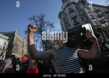 Kiew, Kiew, Ukraine. Februar 1, 2018 Unterstützer der Michail Saakashvilli protestsnear der Präsidialverwaltung Gebäude für extrem teuren Ferien der Präsident der Ukraine, Kiew, Ukraine, Feb 1, 2018. Präsident Petro Poroschenko mit seinen Freunden und seiner Familie ging auf einem geheimen sieben Tage Urlaub auf einer privaten Insel der Malediven für einige $ 500.000, Ukrainische investigativen TV-Show berichtet. Credit: ZUMA Press, Inc./Alamy leben Nachrichten Stockfoto