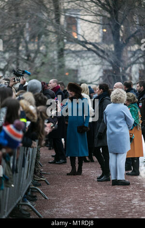 Oslo, Norwegen. 01. Februar, 2018. Ihre Königlichen Hoheiten, die großherzöge von Cambridge die Prinzessin Ingrid Alexandra Sculpture Park Besuch im Schlossgarten in Oslo, Norwegen, begleitet von Königin Sonja von Norwegen und Prinzessin Ingrid Alexandra, als Teil ihrer Tour durch Norwegen 01 St-02 nd Februar. Credit: Gunvor Eline E. Jakobsen/Alamy leben Nachrichten Stockfoto