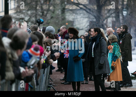 Oslo, Norwegen. 01. Februar, 2018. Ihre Königlichen Hoheiten, die großherzöge von Cambridge die Prinzessin Ingrid Alexandra Sculpture Park Besuch im Schlossgarten in Oslo, Norwegen, begleitet von Königin Sonja von Norwegen und Prinzessin Ingrid Alexandra, als Teil ihrer Tour durch Norwegen 01 St-02 nd Februar. Credit: Gunvor Eline E. Jakobsen/Alamy leben Nachrichten Stockfoto