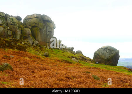 Yorkshire, UK. 1. Februar, 2018. Zwei Personen Schutz von der beißend kalten Winde an der Kuh und Kalb Felsen auf Ilkley Moor in Bösingen, Yorkshire. Am 1. Februar 2018 aufgenommen. Credit: Andrew Gardner/Alamy leben Nachrichten Stockfoto