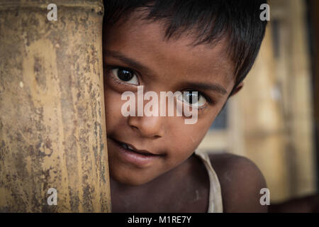 März 26, 2017 - Cox's Bazar, Bangladesch - ein rohingya Kind in Kutupalong Lager. Mehr als 600.000 Rohingya Flüchtlinge aus Myanmar Rakhine seit August 2017 flohen, als die meisten von ihnen versuchen, die Grenze Bangladesch jeden Tag zu erreichen, zu halten. Quelle: John Owens/SOPA/ZUMA Draht/Alamy leben Nachrichten Stockfoto