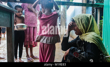 September 28, 2017 - Cox's Bazar, Bangladesch - ein rohingya Frau am 'Lost & Found' Abschaltdruck am Kutupalong Camp. Die 'Lost & Found' Stall wiedervereinigt sich Eltern mit ihren Kinder vermisst. Mehr als 600.000 Rohingya Flüchtlinge aus Myanmar Rakhine flohen seit August 2017, als die meisten von ihnen versuchen, die Grenze Bangladesch jeden Tag zu erreichen zu halten. Quelle: John Owens/SOPA/ZUMA Draht/Alamy leben Nachrichten Stockfoto