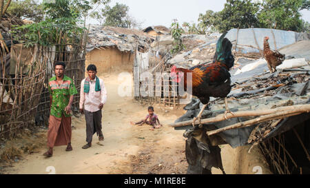 März 26, 2017 - Cox's Bazar, Bangladesch - Rohingya-flüchtlinge durch Kutupalong Camp gehen. Mehr als 600.000 Rohingya Flüchtlinge aus Myanmar Rakhine seit August 2017 flohen, als die meisten von ihnen versuchen, die Grenze Bangladesch jeden Tag zu erreichen zu halten. Quelle: John Owens/SOPA/ZUMA Draht/Alamy leben Nachrichten Stockfoto