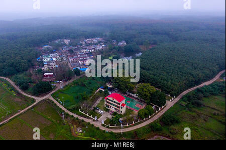 Baisha. 9 Jan, 2018. Foto auf Jan. 9, 2018 zeigt die Ansicht auf Tianbiao Dorf Da'an County in Baisha Li autonomen County, South China Hainan Provinz. Yang Fengji, der stellvertretende Leiter des Da'an Gemeinde, auch Parteisekretär der Tianbiao Dorf, führt sein Volk aus der Armut durch Tierhaltung und Plantage Merkmal der tropischen Insel Hainan zu erhalten. Credit: Yang Guanyu/Xinhua/Alamy leben Nachrichten Stockfoto