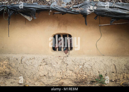 März 26, 2017 - Cox's Bazar, Bangladesch - Rohingya Kinder peer durch das Fenster Ihres Hauses im Kutupalong Lager. Mehr als 600.000 Rohingya Flüchtlinge aus Myanmar Rakhine seit August 2017 flohen, als die meisten von ihnen versuchen, die Grenze Bangladesch jeden Tag zu erreichen zu halten. Quelle: John Owens/SOPA/ZUMA Draht/Alamy leben Nachrichten Stockfoto