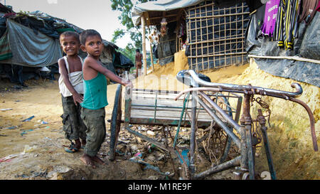 September 24, 2017 - Cox's Bazar, Bangladesch - Junge Rohingya Jungen in Kutupalong Lager. Mehr als 600.000 Rohingya Flüchtlinge aus Myanmar Rakhine seit August 2017 flohen, als die meisten von ihnen versuchen, die Grenze Bangladesch jeden Tag zu erreichen zu halten. Quelle: John Owens/SOPA/ZUMA Draht/Alamy leben Nachrichten Stockfoto