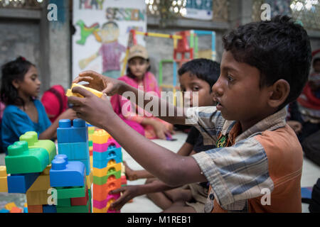 Oktober 2, 2017 - Cox's Bazar, Bangladesch - Rohingya Kinder in der Mitte, die durch Maßnahmen gegen Hunger laufen in der Nähe von Kutupalong Camp spielen. Mehr als 600.000 Rohingya Flüchtlinge aus Myanmar Rakhine seit August 2017 flohen, als die meisten von ihnen versuchen, die Grenze Bangladesch jeden Tag zu erreichen zu halten. Quelle: John Owens/SOPA/ZUMA Draht/Alamy leben Nachrichten Stockfoto