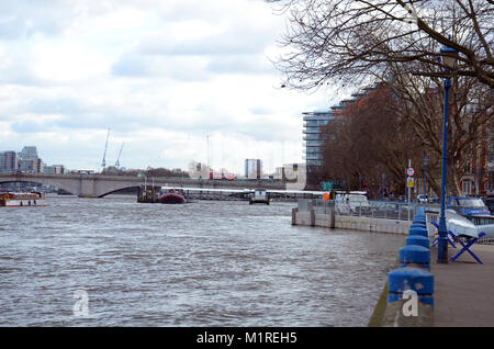 London, Großbritannien. 01 Feb, 2018. Flut in Putney, wie die Themse die Grenze erreicht. Credit: JOHNNY ARMSTEAD/Alamy leben Nachrichten Stockfoto